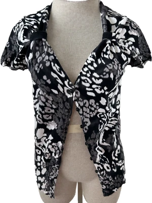 East 5th Suéter Cárdigan Talla M Gorra Corta Manga Botón NUEVO Negro Blanco Foto 1 de 4