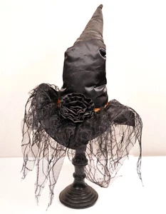 Cappello Streghe Su Supporto Halloween Da Collezione Magia Nera Horror Gotico Boudoir - Foto 1 di 8