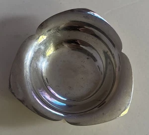 Piccolo piatto vintage Tiffany Co argento sterling petali di loto bon bon - Foto 1 di 6