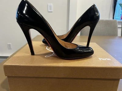 Christian Louboutin Tacón de Cuero Puntera Almendra - Negro Talla - 37 1/2 Foto 1 de 4