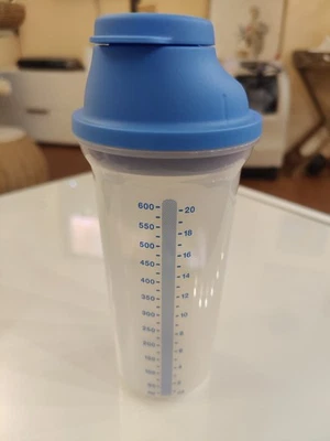 Tupperware Shake-It Shaker Mix-Messbecher Schüttelbecherb blau 600 ml Einsatz - Bild 1 von 4