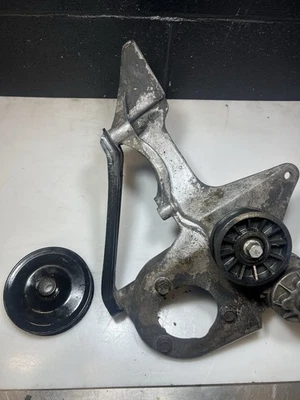 Suporte de direção hidráulica 1987-1991 Ford F-150 4.9L em linha 6 cilindros E7TA19E708DD - Imagem 1 de 4