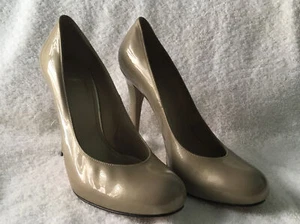Stuart Weitzman tacchi pompa punta tonda in pelle verniciata marrone marrone marrone chiaro (7,5 M) - Foto 1 di 8