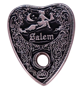 Salem Bruja Escoba Voladora Gato Wicca Halloween Ouija Tabla Planchette MA 1.2" Pin - Imagen 1 de 4
