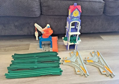 Fisher Price Geotrax Высокие Куранты Часы Башня Крэнкин Круглый Кран Гусеницы - Изображение 1 из 4