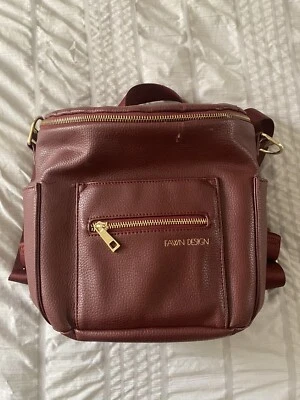 Mochila de cuero vegano diseño Fawn, mini bolsa de pañales, vino granate Foto 1 de 4