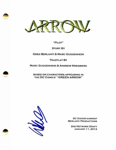 WILLA HOLLAND SIGNED AUTOGRAPH - ARROW FULL PILOT SCRIPT - HOT, STEPHEN AMELL - Picture 1 of 2