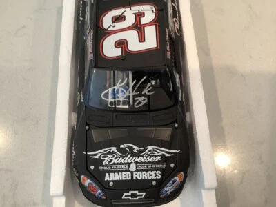 Kevin Harvick Autografiado 2011 Budweiser Tributo Militar Diecast con Certificado de Autenticidad y Tarjeta Foto 1 de 4
