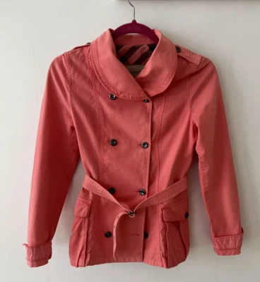 Gabardina Burberry para niñas de 12 años rosa coral cinturón algodón Foto 1 de 4