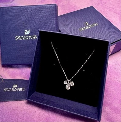 Ожерелье с подвеской Swarovski смешанные огранки, кластер, белое, родиевое покрытие 5571077 - Изображение 1 из 4