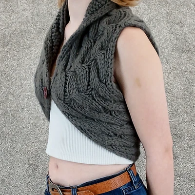 Say What? Capelet Mujer S Mantón Crochet Sin Mangas Gris Tejido Cubierta Botón Foto 1 de 4