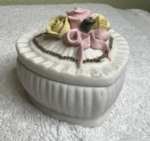 Herz Schmuckschatulle mit erhabenem Porzellan rosa gelb Rosenform weiß Porcelai - Bild 1 von 7