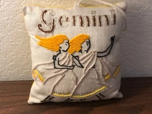 August Morgan von Kate Hersch Dekorateur Zwillinge bestickt Leinen Kissen 7,5" x 8" - Bild 1 von 2