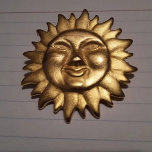 Himmlische Sonne anthropomorphe goldfarbene strukturierte Rückseite 1,5 Zoll unsigniert - Bild 1 von 3