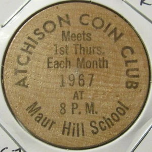 1967 Atchison, KS Coin Club legno nichel - gettone Kansas - Foto 1 di 2