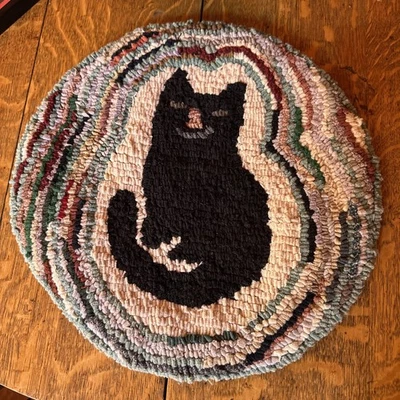 AMERICAN FOLK ART EARLY 20TH CENT ANTIQUE PRIMITIVE SMALL HOOKED RUG Black CAT - Image 1 of 4
