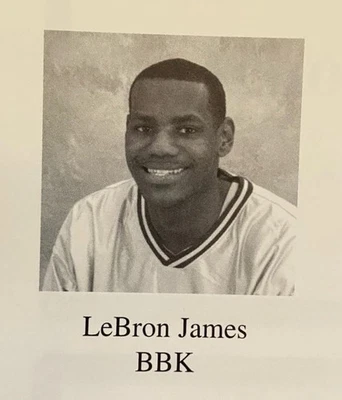 Anuario del programa de deportes de invierno LEBRON JAMES St Vincent St Mary HS 2002-2003 Foto 1 de 4