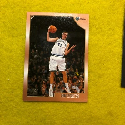 Tarjeta de novato Dirk Nowitzki 1998-99 Topps #154 como nueva radiocontrol Foto 1 de 2