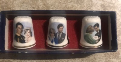 CONJUNTO DE DEDAL DE PORCELANA OSSO INGLATERRA - PRÍNCIPE E PRINCESA GALES 1981 CASAMENTO DIANA - Imagem 1 de 4