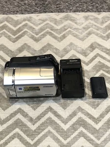 SONY HANDYCAM DCR-SR45 DIGITAL VIDEO CAMCORDER 30gb 40x + 2 BATTERIES & CHARGER - Picture 1 of 5