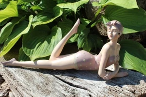 Dekofigur Badefrau liegend Retro maritim Vintage Badenixe Badeanzug Pin up - Bild 1 von 3