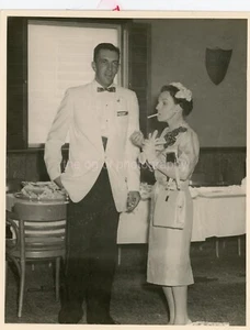 8 X 10 FOUND PHOTO 1950's CIGARETTE SMOKER bw MAN WOMAN Snapshot 54 LA 95 Q - Imagen 1 de 1
