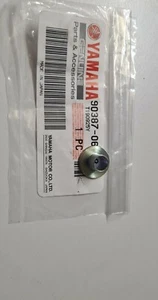 NOS OE COLLARE FISSAGGIO CARENATURA CENTRALE YAMAHA RD 500 LC 47X-1GE - Foto 1 di 2