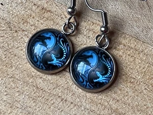Women’s Men’s Blue Dragon Yin Yang Dangle Earrings - Bild 1 von 6