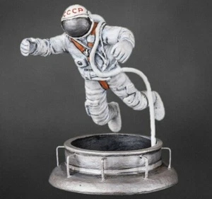 LEONOV. FIRST MAN IN OPEN SPACE Painted Miniature Soldiers Tin 54mm 1/32 - Picture 1 of 4