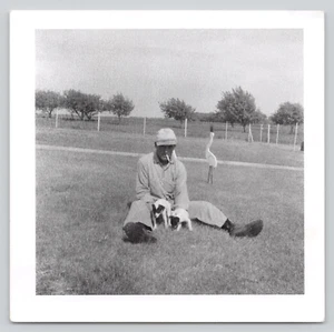 Fundfoto Welpen & Mann rauchen Zigarette sitzend im Gras Holzvogel 1957 - Bild 1 von 3