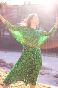 Vintage Sophisticated Green Silk Dress with Midi Length and Bat Sleeves - Picture 1 of 18