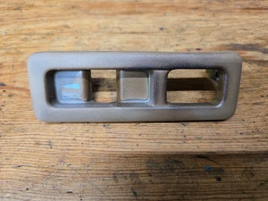 Bisel de cerradura de puerta lateral para pasajero Toyota Supra MK3 1986,5-92 beige 69761-14010 - Imagen 1 de 3