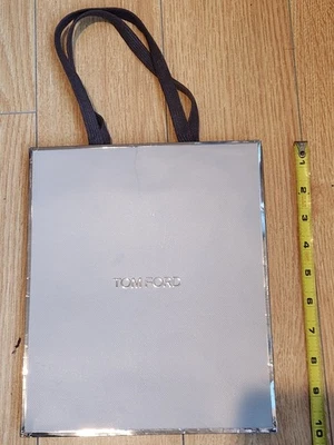 Bolsa de compras de regalo vacía TOM FORD papel gris plata logotipo en relieve 10"x8,5"x4,75" Foto 1 de 2