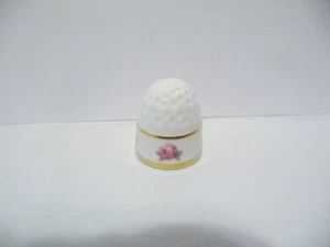THIMBLE VINTAGE BONE CHINA SUTHERLAND ENGLAND PRETTY ROSES ON THE BAND - Picture 1 of 5