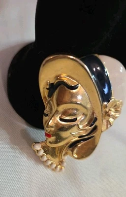 De colección Años 80 Gibson Niña Dama con Sombrero Tono Dorado Imitación Perla y Esmalte C727 Foto 1 de 4