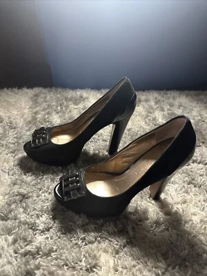 BCBG Generation 女式鞋黑色 7 码麂皮绒和漆皮高跟鞋银色扣 — 第 1/4 张图片