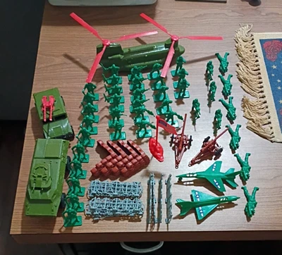Lote de 40 Toy Soldiers 2 Aviones 1 Heli 4 Parapeto 12 Vallas 1 Camión 1 Tanque Juguete Figura Foto 1 de 4