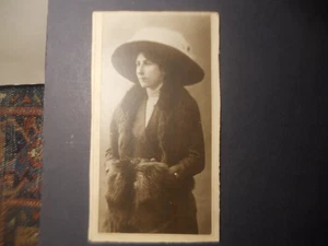 CDV gut gekleidete JUNGE FRAU attraktiv mit MÜTZE antiker PELZMANTEL 1905 FOTO - Bild 1 von 3