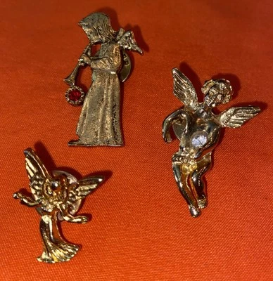3 piezas. Alfileres de ángel, uno con cuerno y piedra roja  Foto 1 de 4