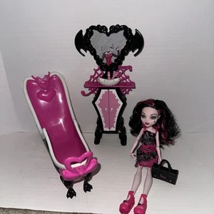 Monster High 2011 Draculaura Puppe & Puderzimmer Spielset  - Bild 1 von 9