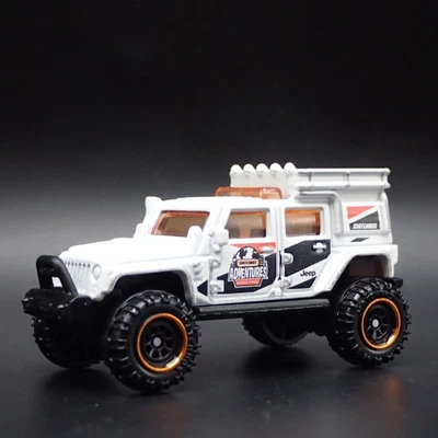 Jeep Wrangler Superlift Quattro 4 Porta Bianco 1:64 Diorama Scala Modellino Car - Immagine 1 di 4
