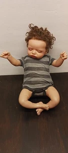 Muñeca bebé renacida realista 16" vinilo con cuerpo suave pelo castaño - Imagen 1 de 10