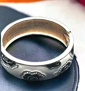 Armband weiß Emaille auf Metall Manschettenverschluss schwarz Blumen Strass floral - Bild 1 von 7