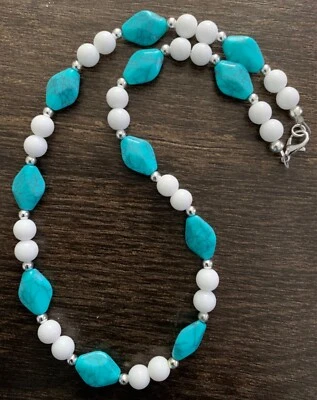 "Collar de 18"" de resina piedra turquesa y cuentas de ónix ágata blanca" Foto 1 de 3