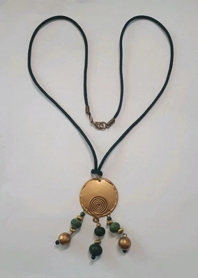 Collar Cuerda con Cuentas y Colgante Verde y Dorado, 26" Largo Hecho en India Foto 1 de 3