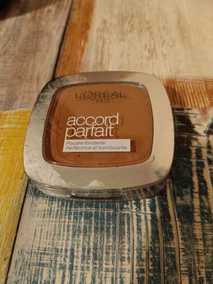 Poudre compacte neuve L'Oréal Accord Parfait. - Teinte : 8D Cappuccino Doré. - Photo 1/2