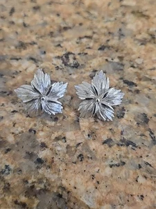 Krone Trifari silberfarbene Blume Ohrclips Vintage Mode Rarität Schmuck - Bild 1 von 3