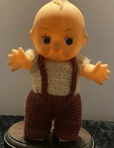 Vintage Gummi Kewpie Puppe im hausgemachten Strickoverall - Bild 1 von 6