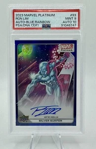 2023 Upper Deck Marvel Platinum Silver Surfer Auto /25 Blu ๐ Doppio PSA - Foto 1 di 2