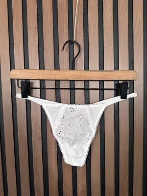 New Victorias Secret Panties Sz M White Eyelet Thong V String Undies Bow Detail - Image 1 of 4